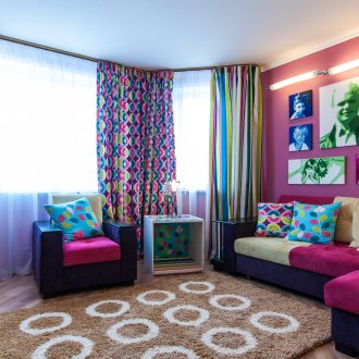 Ροζ καναπές σε στιλ pop art