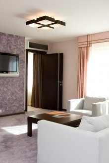 Φωτεινό σαλόνι με λευκά έπιπλα