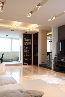 Ασπρόμαυρη σχεδίαση του καθιστικού σε συνδυασμό με τον χώρο εργασίας