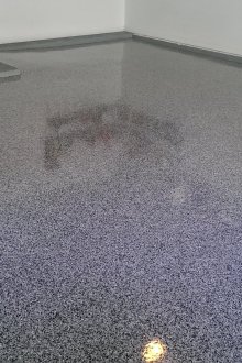 Αυτοεπιπεδούμενο γυαλιστερό πάτωμα