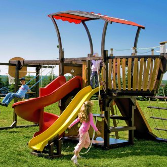 Κρεβάτι με τη μορφή ενός πλοίου για ένα αγόρι