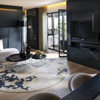 Η μαύρη ταπετσαρία για τοίχους μπορεί να τονίσει την πολυπλοκότητα και την πολυτέλεια του σχεδιασμού, τονίζουν τη μυστήρια και ρομαντική ατμόσφαιρα στο δωμάτιο