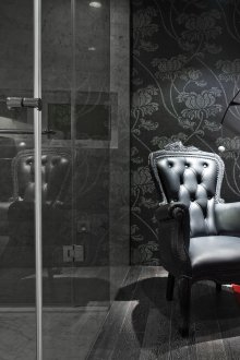 Μπάνιο με μαύρη ταπετσαρία