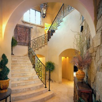 Κάγκελα μεταλλικά σε ένα μεσογειακό εσωτερικό