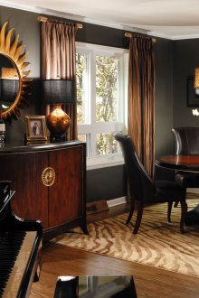 Το καθιστικό σε μαύρο και χρυσό αποχρώσεις φαίνεται πολύ σεβαστό