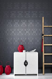 Οι μαύρες ταπετσαρίες συμπληρώνονται καλύτερα από έπιπλα με αντίθεση.