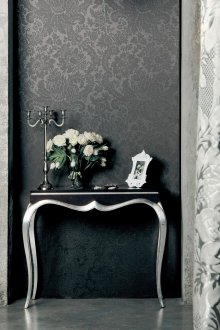 Μαύρη ταπετσαρία στην περιοχή του διαδρόμου