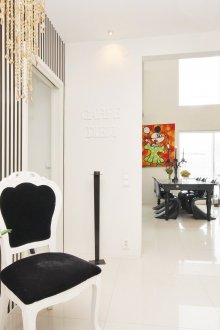 Τα ασπρόμαυρα wallpapers προσθέτουν δυναμισμό στο εσωτερικό.