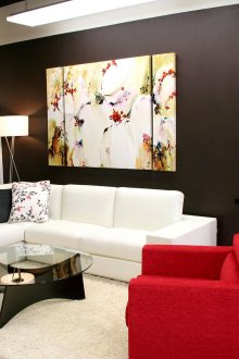 Η φωτεινή εικόνα ισορροπεί το μαύρο φόντο