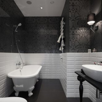 Λευκό πλακάκι και μαύρη ταπετσαρία στο μπάνιο