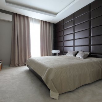 Μαύρο μαλακό πλαίσιο με φωτεινή ταπετσαρία στην κρεβατοκάμαρα