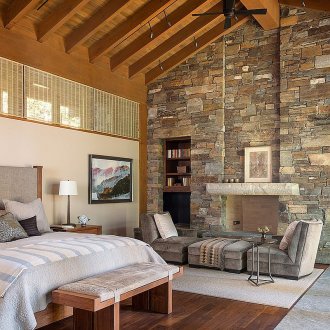 Λευκές κουρτίνες στο υπνοδωμάτιο