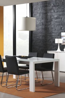 Μαύρο πέτρινο τοίχο με κίτρινη ταπετσαρία στην τραπεζαρία