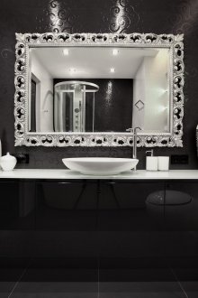 Μαύρα και λευκά πλακάκια με σχέδια στο μπάνιο