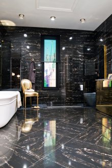 Μαύρο πλακάκι με σχέδια με χρυσά έπιπλα στο μπάνιο