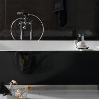 Μαύρο και άσπρο λουτρό