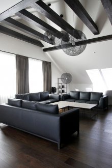 Μαύρο τοίχο και δοκάρια σε ένα εξοχικό σπίτι