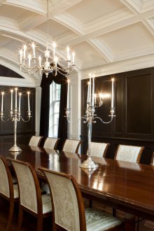 Μαύρα πάνελ στην τραπεζαρία