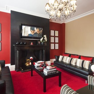 Ερυθρός και μαύρος σχεδιασμός σαλόνι