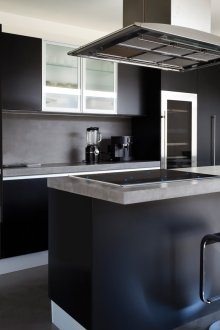 Τα μαύρα πάνελ στην κουζίνα το κάνουν μικρότερο οπτικά