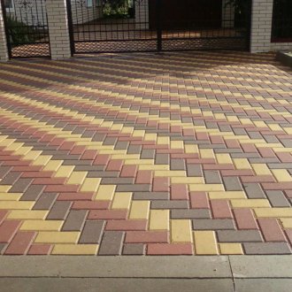 Τοποθέτηση πλακών οδοστρώματος με γεωμετρικό σχέδιο