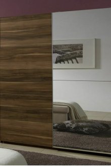 Ντουλάπα με καθρέφτη στο σαλόνι