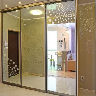 Γκαρνταρόμπα με συρόμενη πόρτα