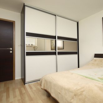 Κλασικές κουρτίνες σε στενό παράθυρο