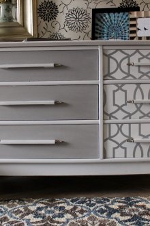 Κομψή γκρι συρταριέρα σε μοντέρνο στυλ.