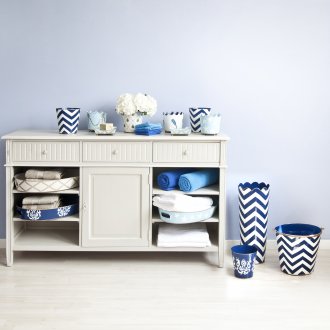 Μπεζ και μπλε χρώματα στο κομμωτήριο δίνουν στο εσωτερικό μια νέα θαλάσσια διάθεση.