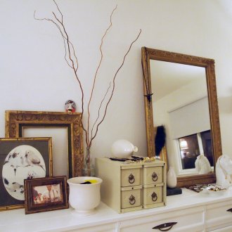 Στο τραπέζι κορυφής του συρταριού στο σαλόνι και στον τοίχο πάνω από αυτό υπάρχει ένα εξαιρετικό μέρος για να τοποθετήσετε αναμνηστικά gizmos, μπιχλιμπίδια - υπάρχουν όπου μπορείτε να βάλετε τη φαντασία σας και τις δεξιότητες σχεδίασης.