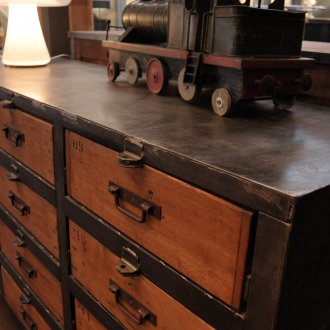 Αντίκες σε συρτάρια σε βιομηχανικό στυλ