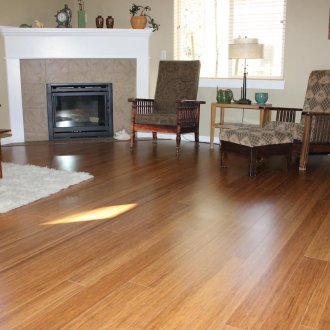 Λινοτάπητες κάτω από ένα δέντρο στο σαλόνι