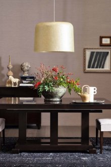 Σκούρο κομμάτι στην τραπεζαρία