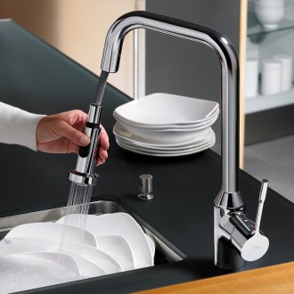 Ειδώλιο από πλαστικά μπουκάλια στο ντεκόρ του εσωτερικού