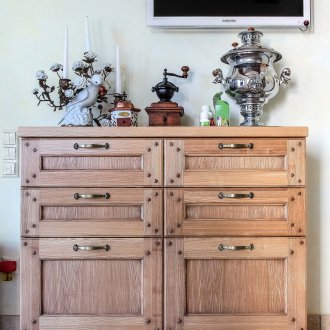 Ανοιχτό ξύλινο συρτάρι με μεταλλικά χερούλια