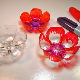 Floral διακόσμηση από πλαστικά μπουκάλια