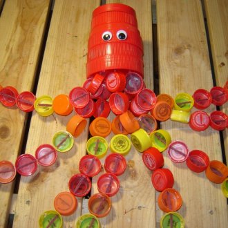 Χταπόδι από πλαστικά μπουκάλια και φελλοί