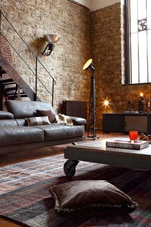 Τούβλο τοίχο σε μια άνετη σοφίτα