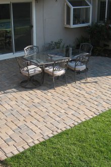 Πεζοπόρος πεζοδρόμιο στο αίθριο