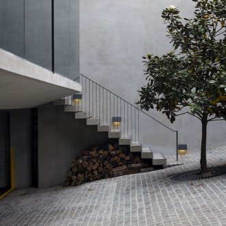 Είσοδος στο σπίτι από πέτρες