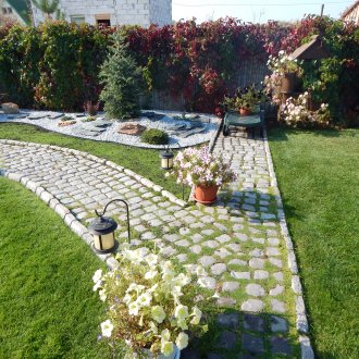 Ανοίγοντας πέτρες στον κήπο με αποτέλεσμα της γήρανσης