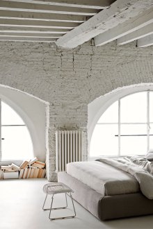 Λευκό βαμμένο τούβλο σε βιομηχανικό εσωτερικό