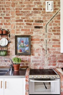 Τοίχος από τούβλα στο σχεδιασμό της κουζίνας