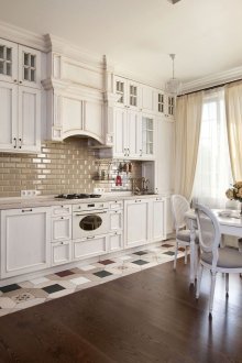 Τούβλο τοίχο σε μια φωτεινή κουζίνα