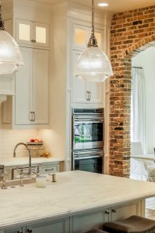 Αψίδα τούβλο ανάμεσα στην κουζίνα και την τραπεζαρία