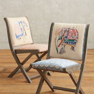 Αναδιπλούμενες καρέκλες σε ηθικό ύφος.