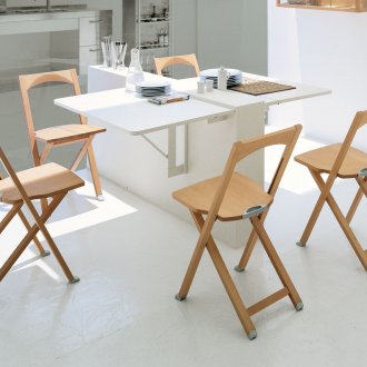 Αναδιπλούμενες καρέκλες στην κουζίνα