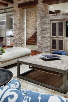 Γκρίζοι τοίχοι από τούβλα στο σαλόνι