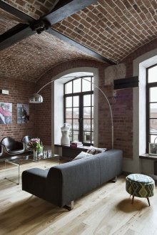 Τούβλο τοίχους και οροφή στο σαλόνι